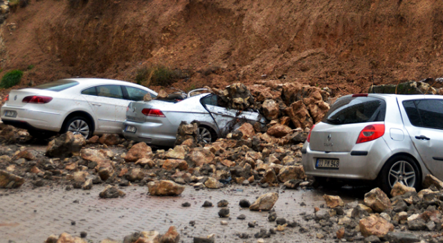 Adana&#039;da istinat duvarı yıkıldı. 4 araç hasar gördü