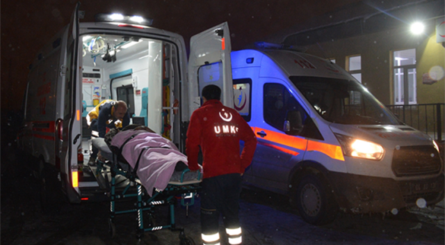 Ağrı&#039;da 15 yolcu kapasiteli minibüs devrildi: 33 yaralı