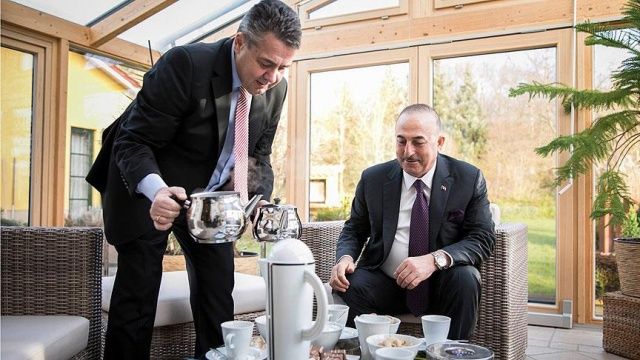 Alman Bakan, mevkidaşı Çavuşoğlu&#039;na Türk çayı ikram etti