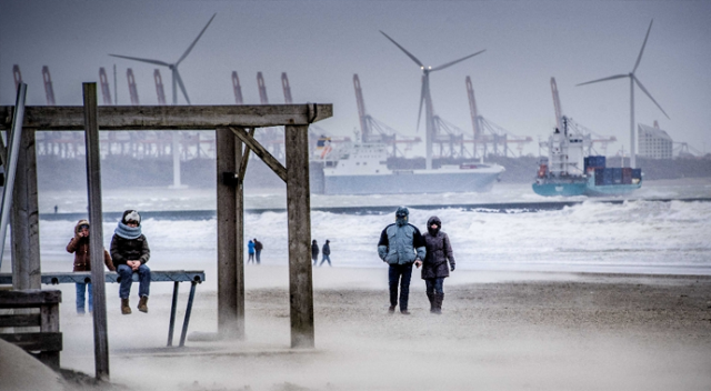Amsterdam’da şiddetli fırtına hayatı felç etti