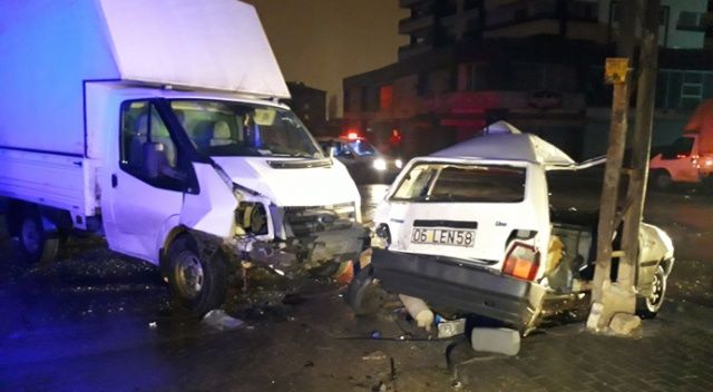 Ankara&#039;da otomobil ile kamyonet çarpıştı, çok sayıda yaralı var