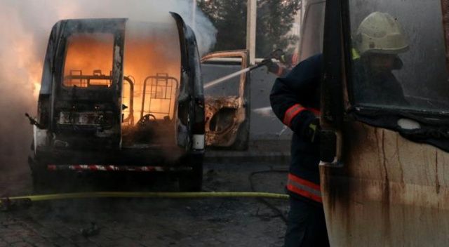 Beyoğlu&#039;nda iki araç alev alev yandı