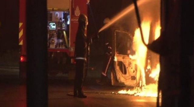 Beyoğlu&#039;nda polis aracı alev alev yandı