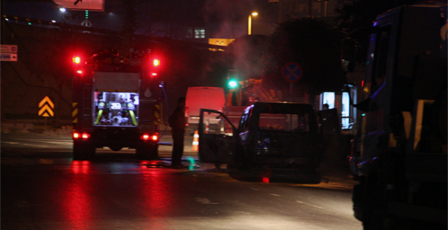 Beyoğlu&#039;nda seyir halindeki polis aracında yangın
