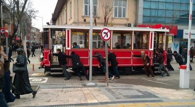 Bozulan nostaljik tramvayı vatandaşlar itti