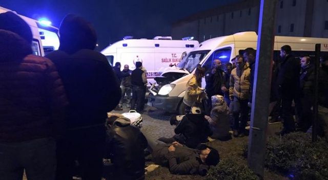 Bursa&#039;da servis aracı duran kamyona çarptı, 12 kişi yaralandı