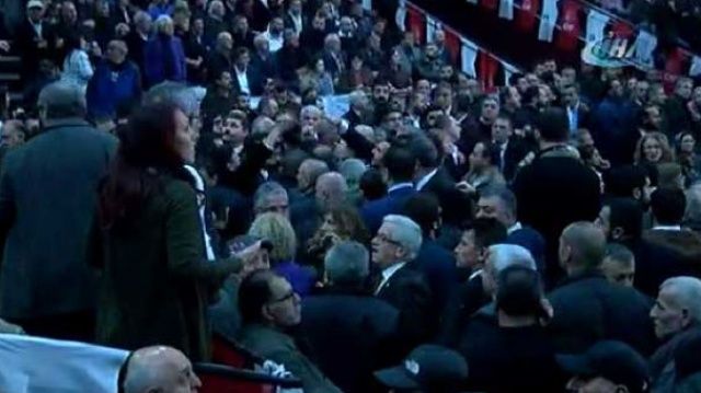 CHP İstanbul İl Kongresinde gerginlik! Kürsüden indirildi