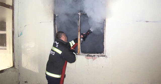 Erzincan&#039;da bir evin çatısında yangın çıktı