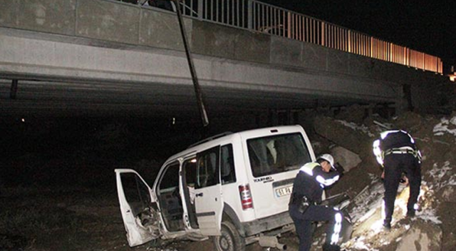 Erzincan&#039;da köprüden düşen otomobilin sürücüsü yaralandı
