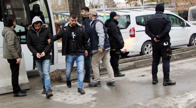 FETÖ&#039;den gözaltına alınan 14 asker adliyeye sevk edildi