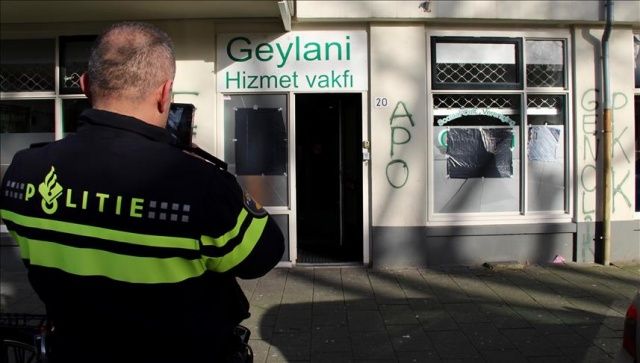 Hollanda&#039;da PYD/PKK yandaşları camiye saldırdı