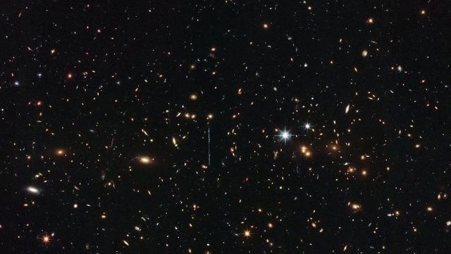 Hubble, 3 katrilyon Güneş kütlesinde bir galaksi kümesini görüntüledi