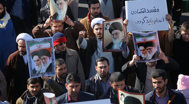 İran&#039;da rejim yanlıları karşı gösteri düzenliyor