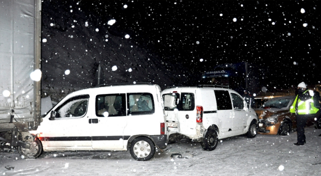 Kar kaza yaptırdı, 11 araç kazaya karıştı: 7 yaralı