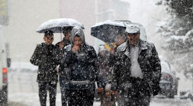 Kar yağışı Türkiye&#039;de trafiği felç etti