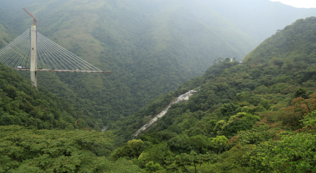 Kolombiya&#039;da çöken köprü havadan böyle görüntülendi