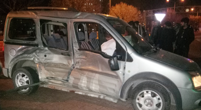 Konya’da tramvayla hafif ticari araç çarpıştı: 3 yaralı