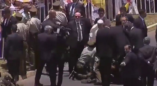 Papa&#039;yı koruyan kadın polis attan düştü