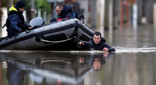 Paris sokakları sular altında kaldı
