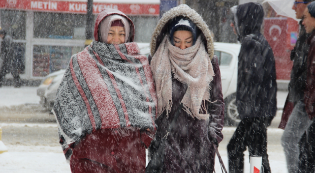 Sivas&#039;ta kar yağışı nedeniyle engelli ve hamilelere idari izin