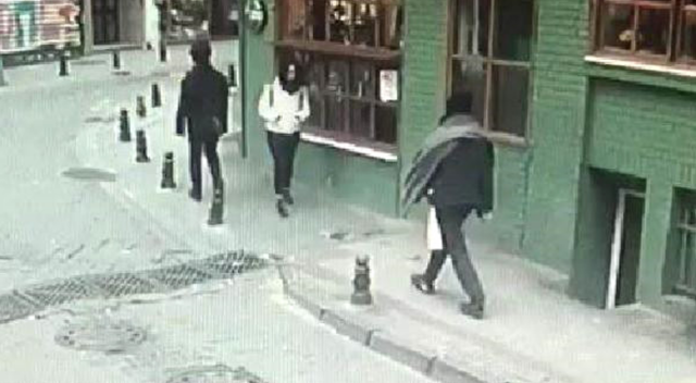 Sokak ortasında yürüyen kıza yumruklu saldırı!