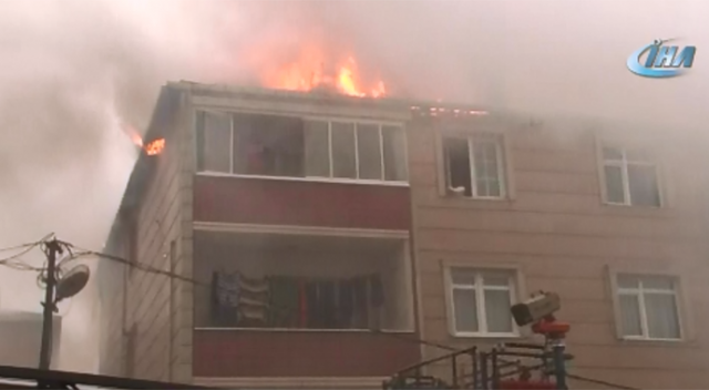 Sultanbeyli&#039;de 3 katlı binanın çatısında yangın çıktı