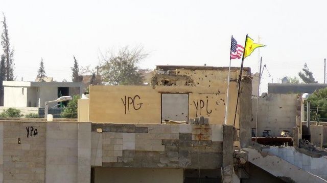 Terör örgütü PYD/PKK, ABD bayrağının asılı olduğu direği söktü