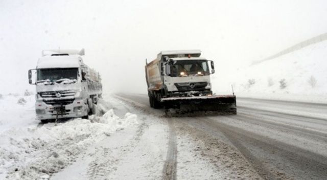 Tokat-Sivas karayolunda kar yağışı ve tipi etkisini sürdürüyor