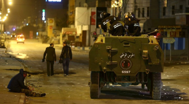 Tunus&#039;ta halk geçim sıkıntısı nedeniyle sokaklara döküldü