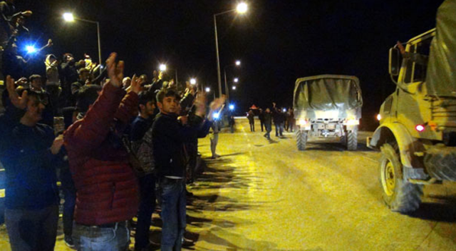 Türk halkından Mehmetçik&#039;e sevgi gösterisi! Askeri konvoy geçerken...