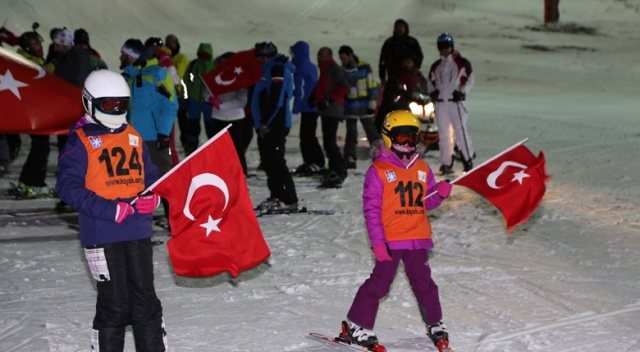Yıldız Dağı&#039;nda Türk bayraklarıyla meşaleli kayak