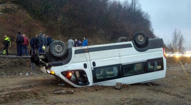 Zonguldakta madencileri taşıyan minibüs takla attı: 12 yaralı