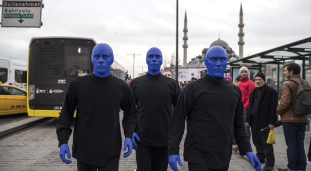 &quot;Blue Man Group&quot; Eminönü&#039;ne çıktı, vatandaşlar şaştı kaldı