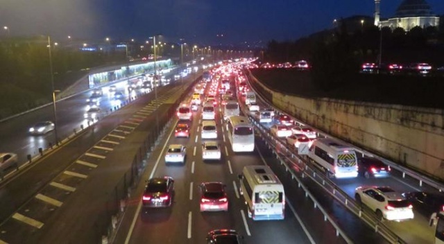Okulların başlamasıyla birlikte İstanbul&#039;da trafik yoğunluğu arttı