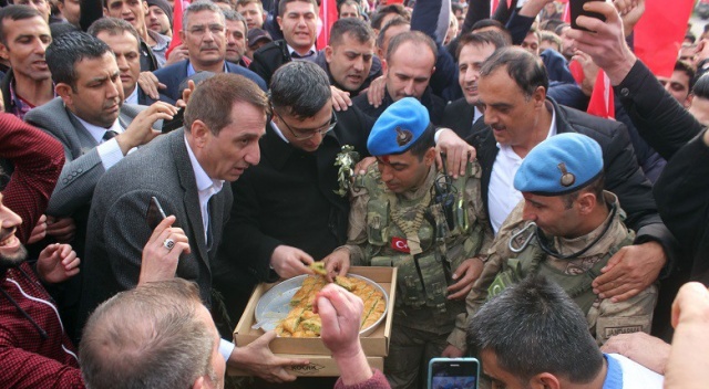 Afrin&#039;e giden komandolara baklava ikramı