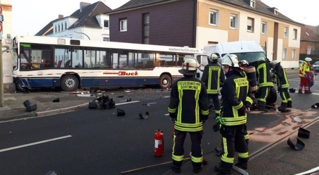 Almanya’da okul servisi duvara çarptı, 22 kişi yaralandı