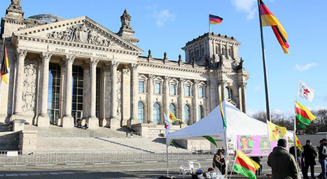 Almanya&#039;da skandal! Terör örgütü yandaşları meclis önünde çadır açtı