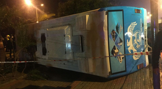 Antalya&#039;da askerleri taşıyan otobüs devrildi: 23 yaralı