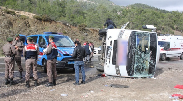Antalya’da midibüs devrildi: 15 yaralı