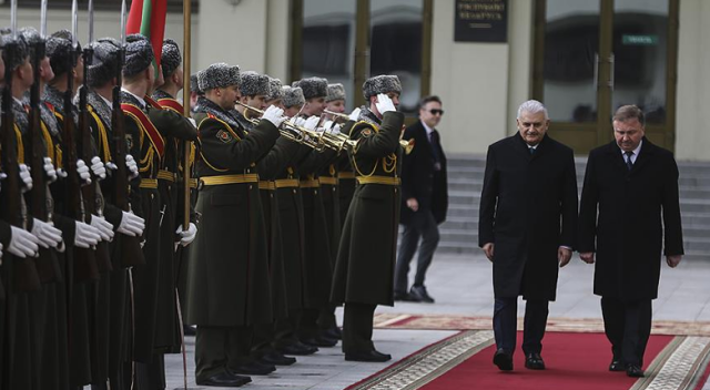 Başbakan Yıldırım, Belarus Başbakanlık binasında resmî törenle karşılandı