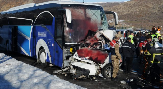 Bingöl&#039;de yolcu otobüsü kaza yaptı, 4 ölü 7 de yaralı var