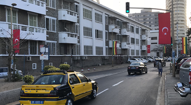 Dakar sokakları Türk bayraklarıyla süslendi