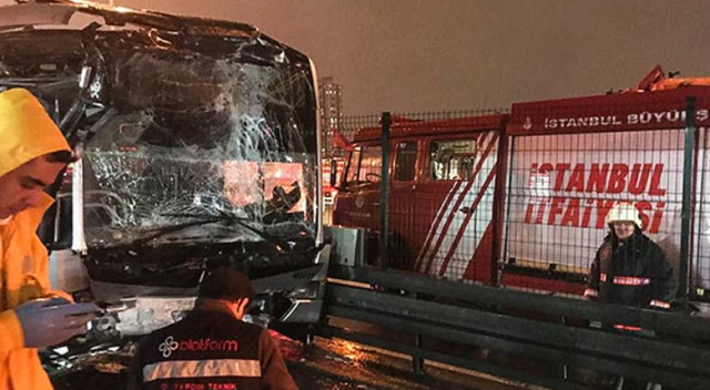 Haramidere metrobüs durağında kaza oldu