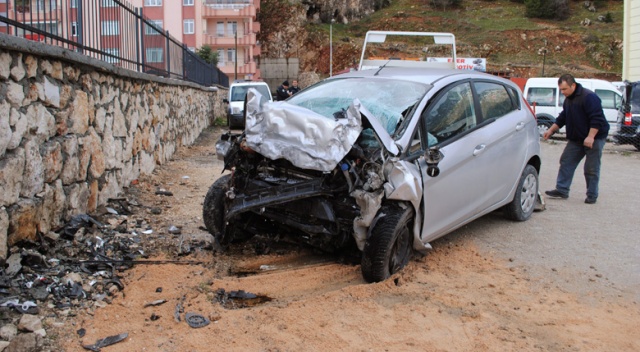 Isparta&#039;da duvara çarpan aracın sürücü hayatını kaybetti