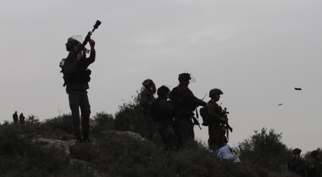 İsrail askerleri, 20 Filistinliyi gözaltına aldı