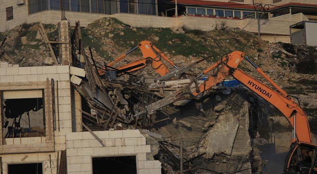İsrail ordusu, Filistinlilere ait evi yıktı