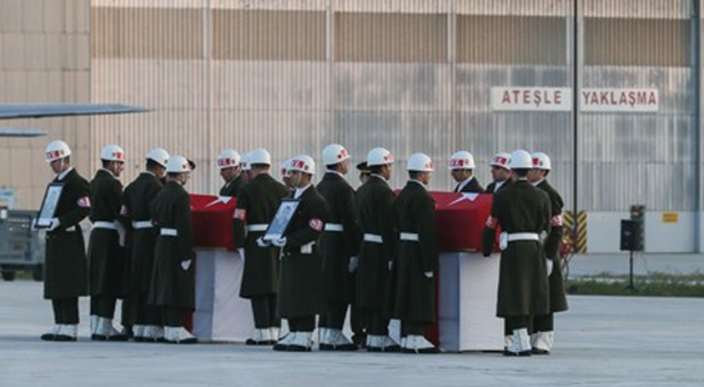 İzmir&#039;de düşen askeri uçakta şehit olan askerler için tören düzenlendi