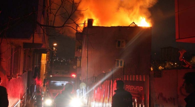 Kağıthane’de 5 katlı bir binanın çatı katı yandı