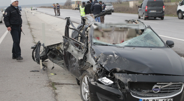Kırklareli’de otomobil tıra çarptı: 3 ölü, 3 yaralı