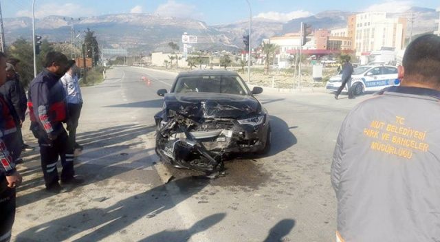 Makam aracı kaza yaptı, belediye başkanı ve 3 kişi yaralandı